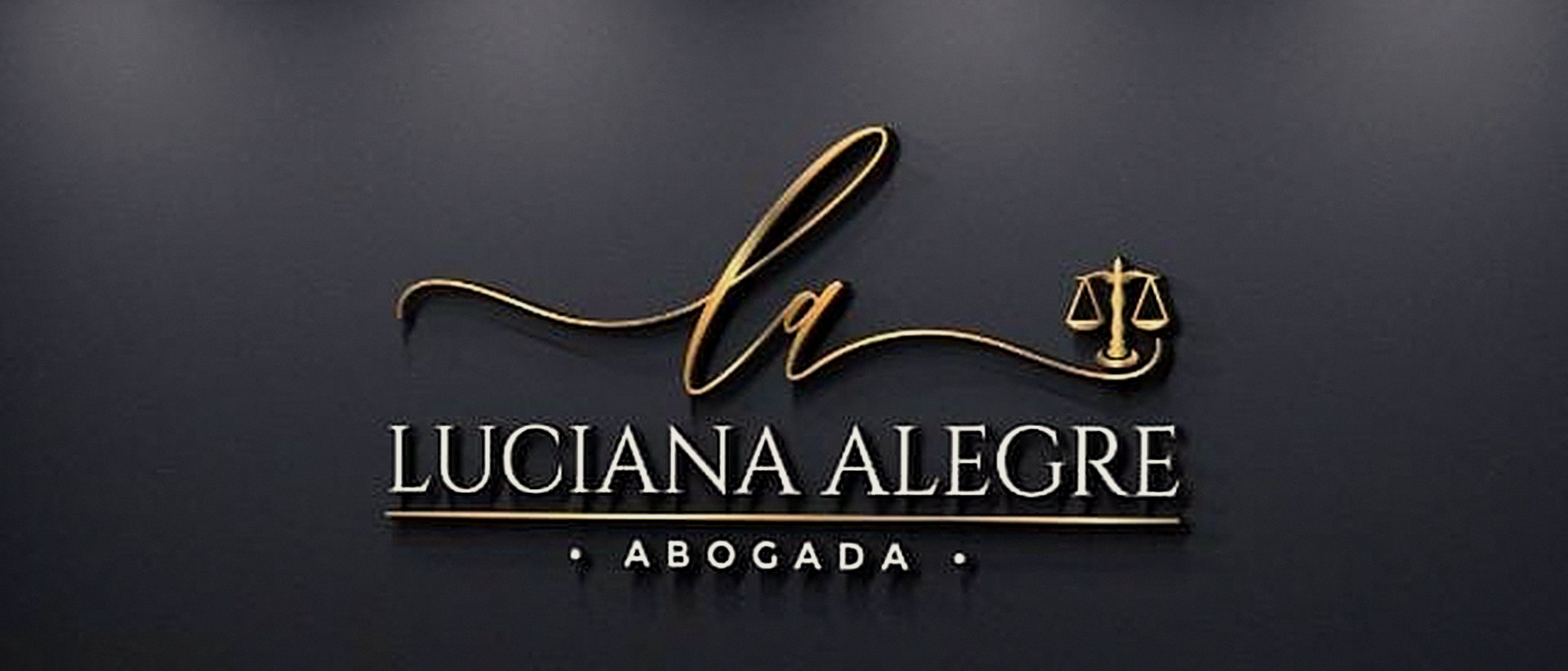 Cartel de Luciana Alegre, abogada, sobre la pared del estudio